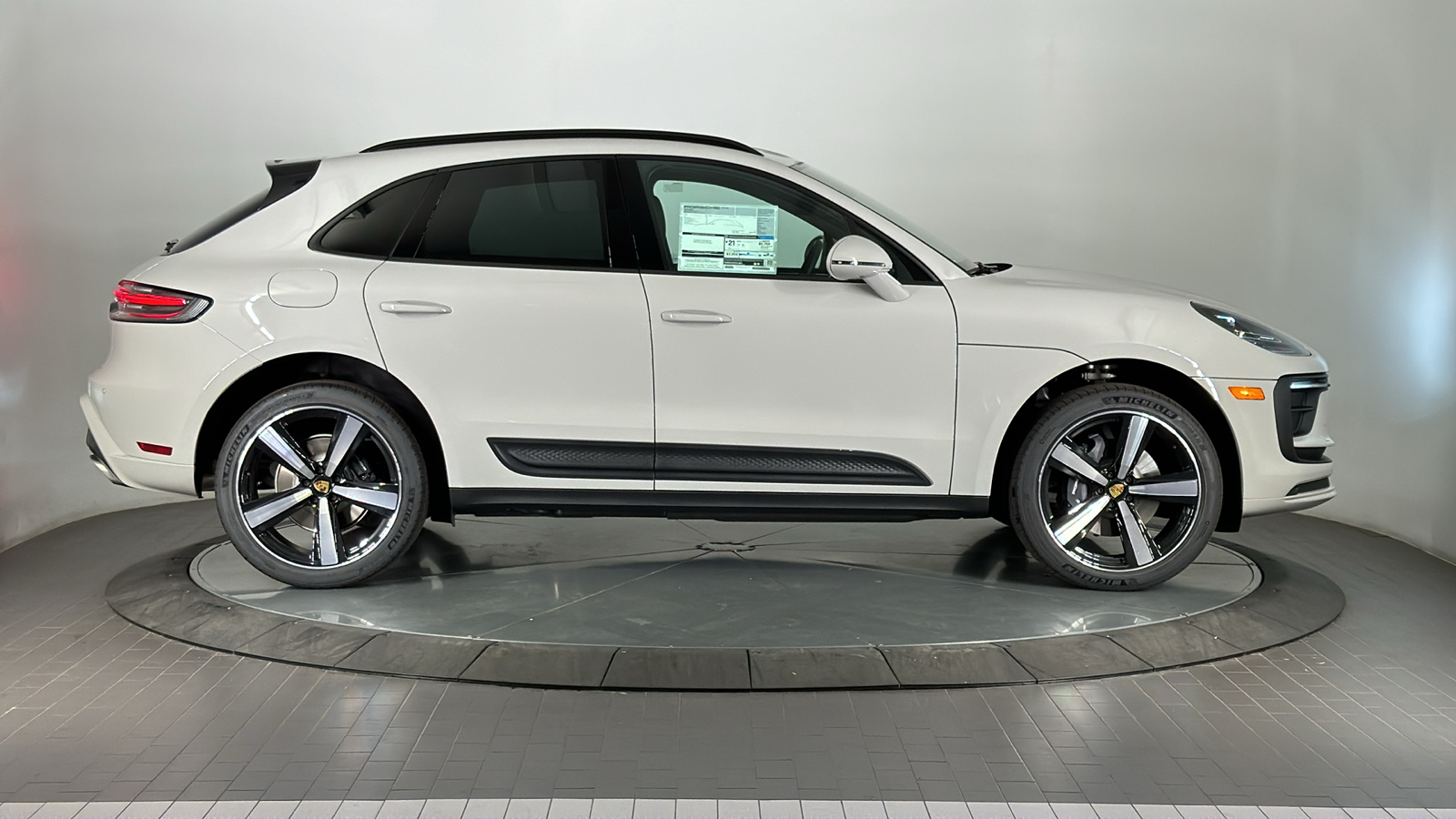 2025 Porsche Macan  6