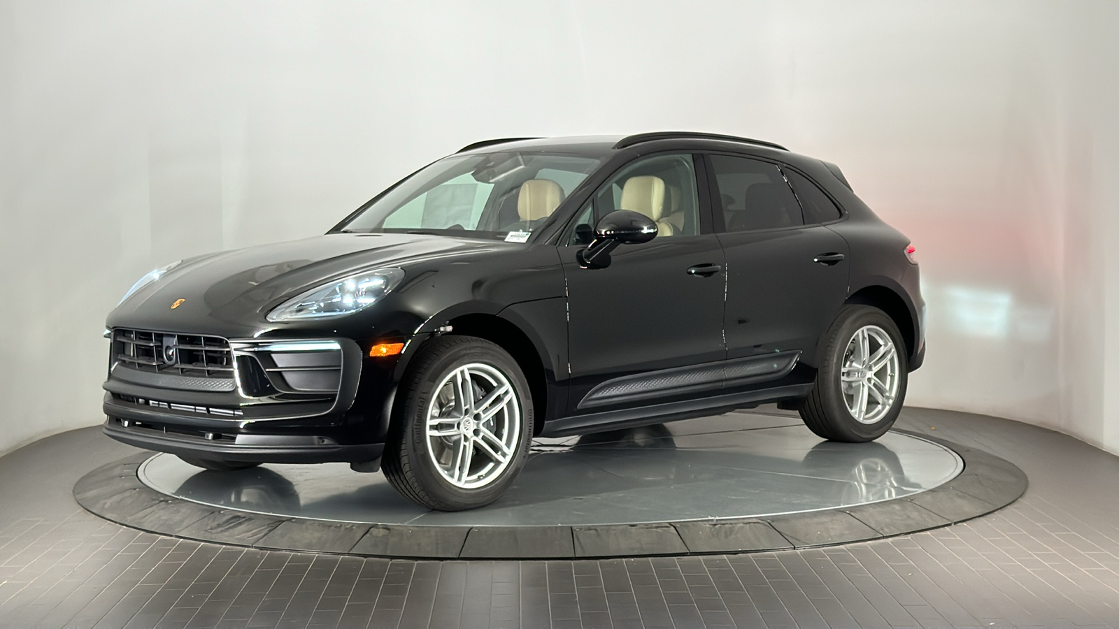 2025 Porsche Macan  1