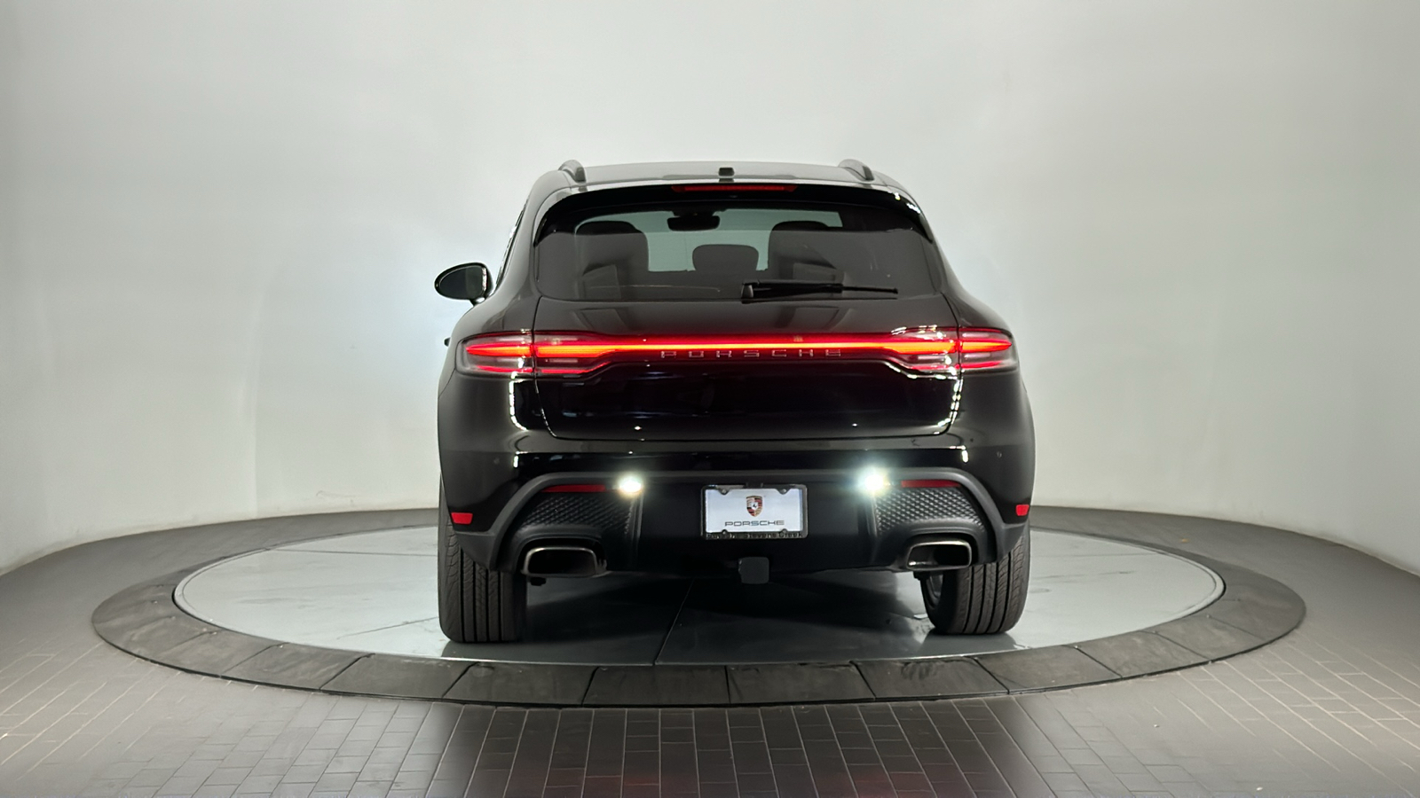 2025 Porsche Macan  4