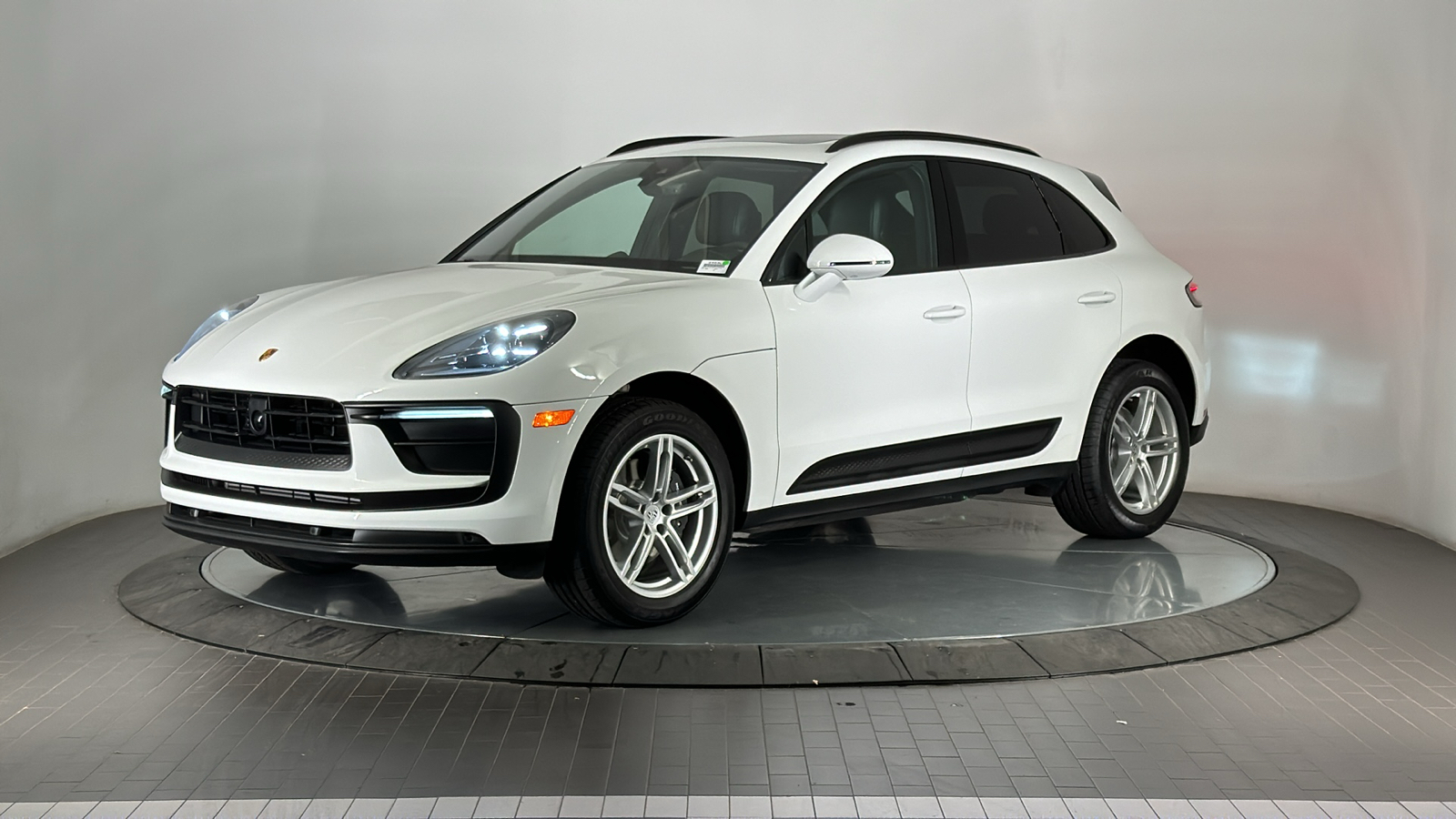 2023 Porsche Macan  1