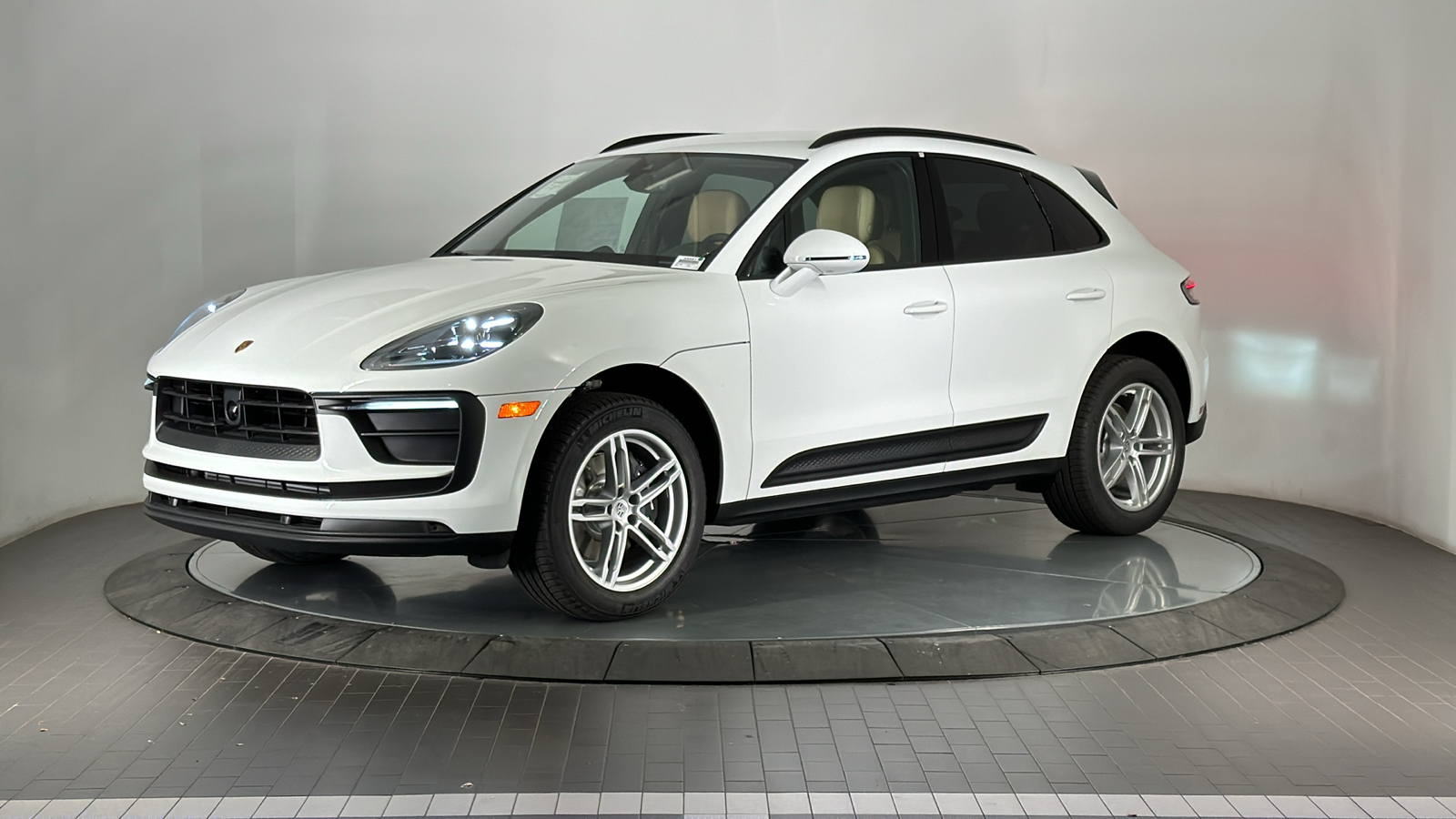 2025 Porsche Macan  1