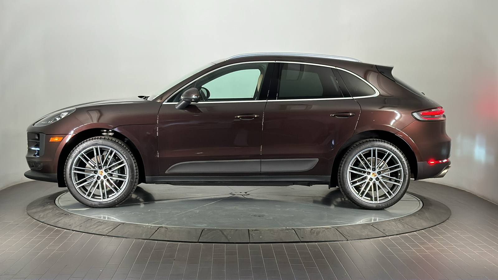 2021 Porsche Macan S 2