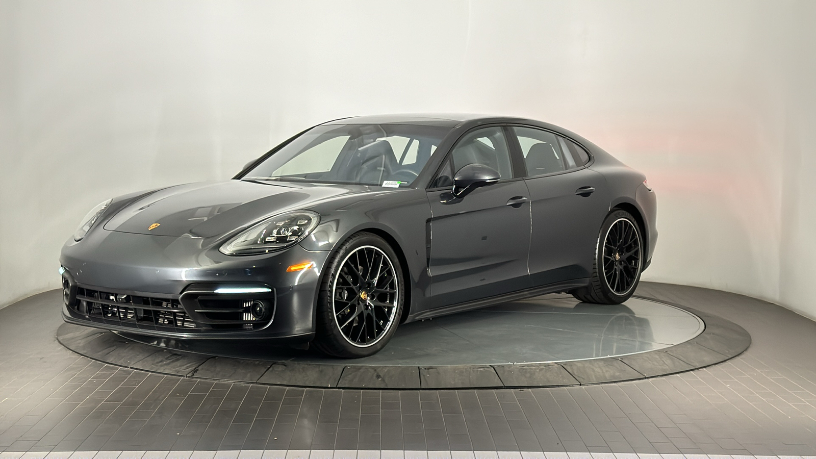 2022 Porsche Panamera  1