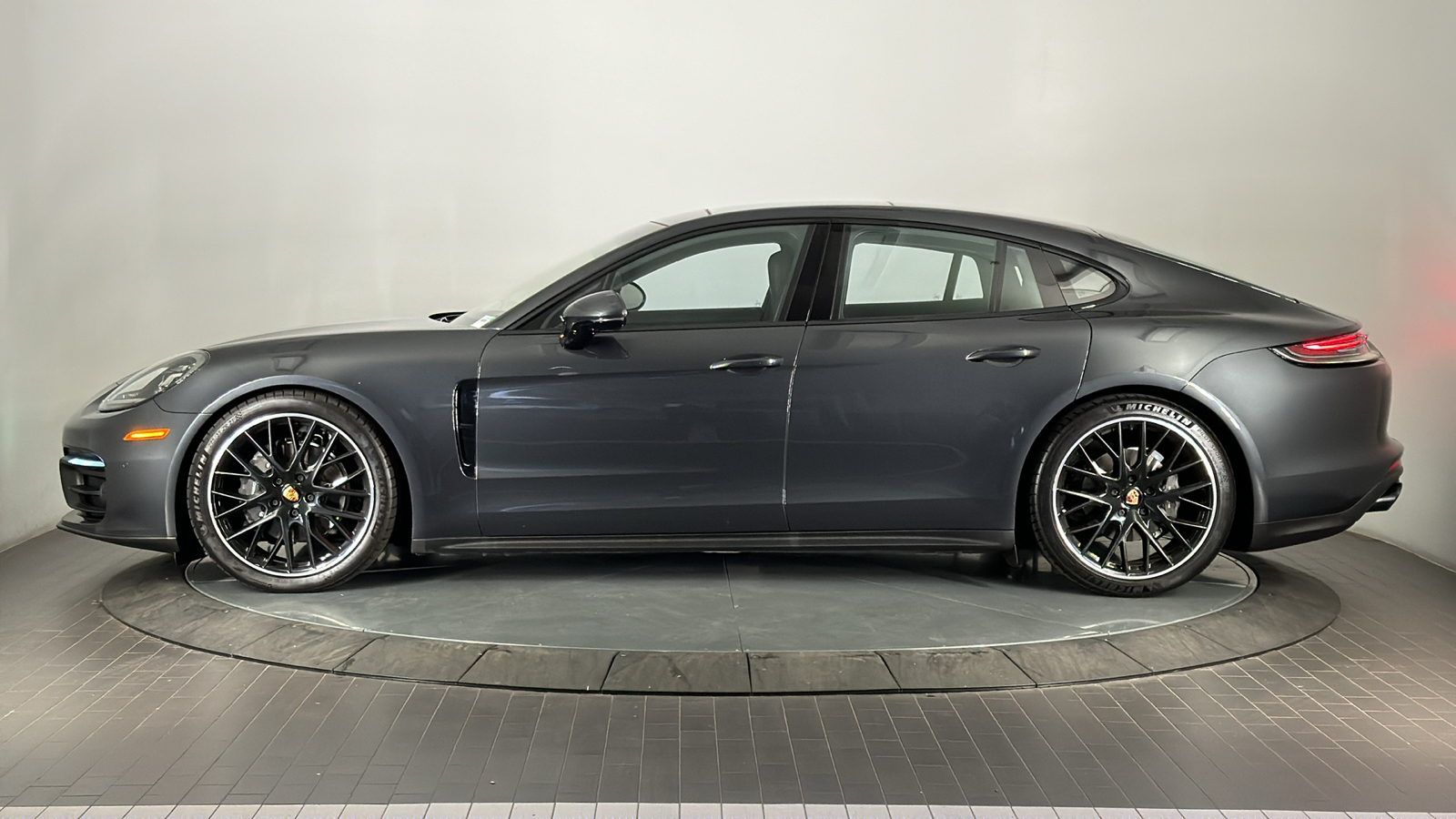 2022 Porsche Panamera  2