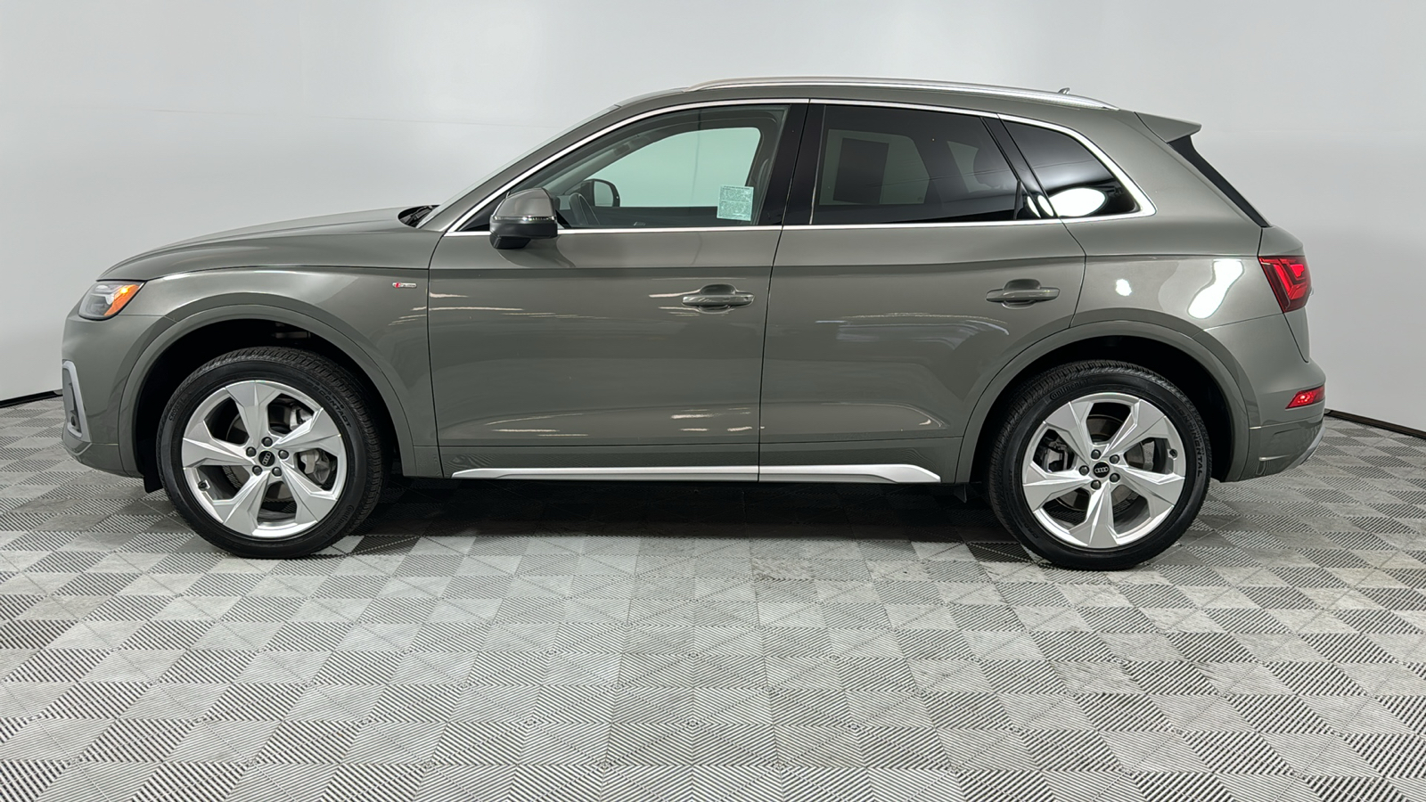 2023 Audi Q5 45 S line Premium Plus 2