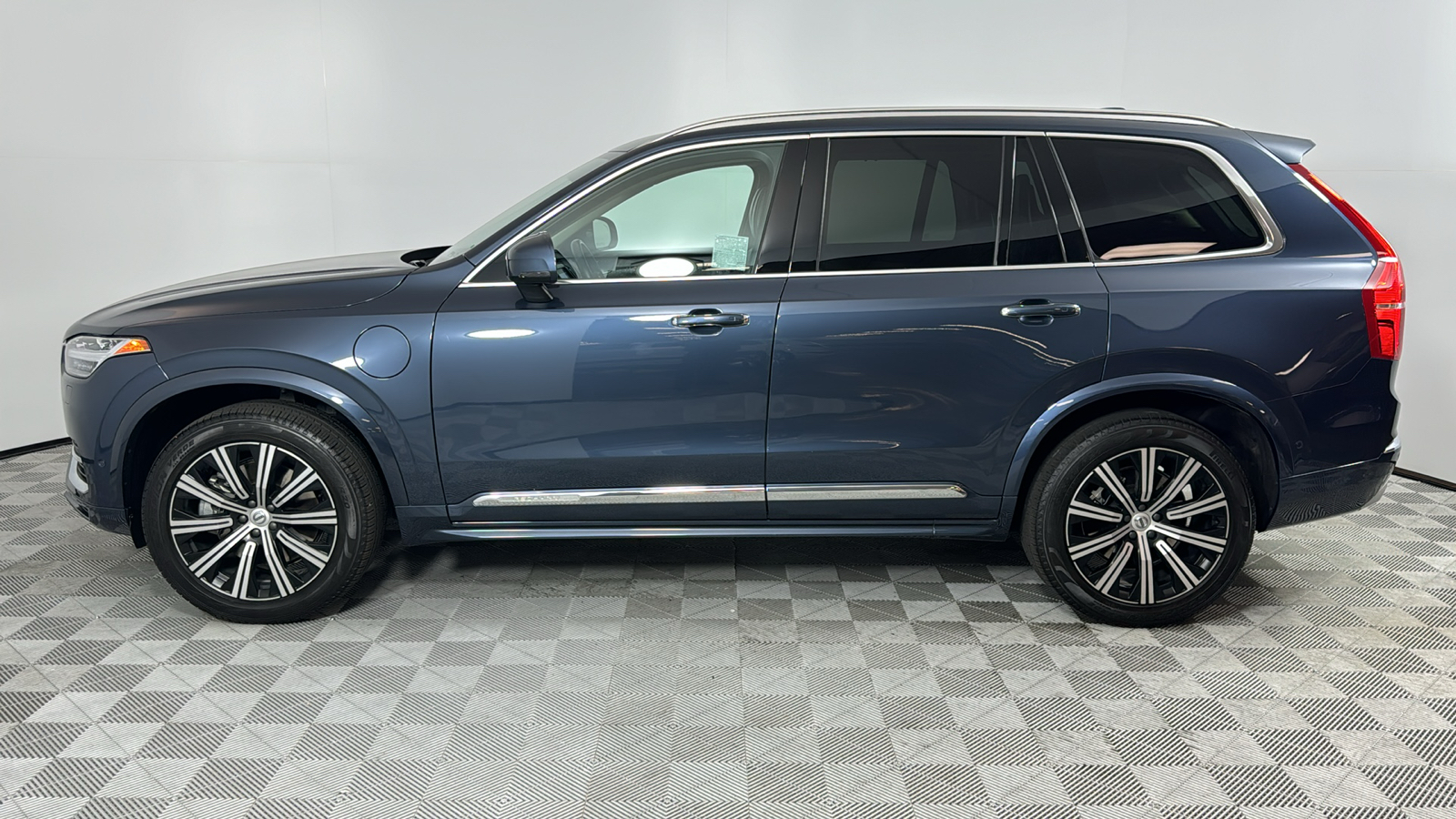 2021 Volvo XC90 Recharge Plug-In Hybrid T8 Inscription 6 Passenger 2