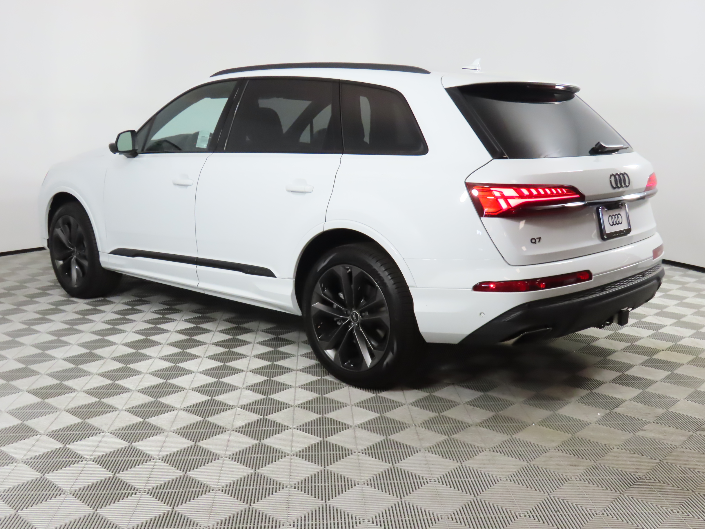 2025 Audi Q7  3