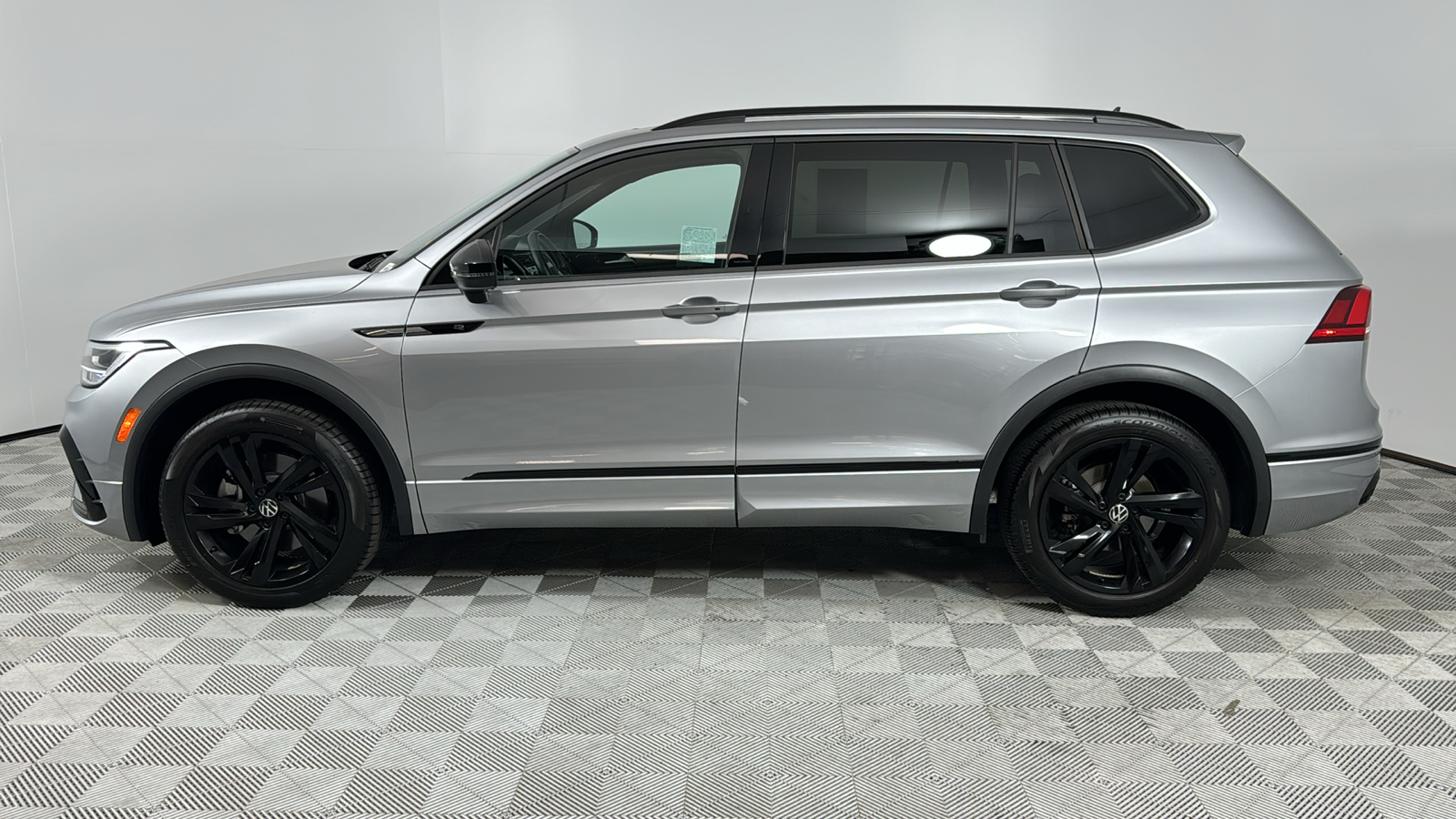 2023 Volkswagen Tiguan 2.0T SE R-Line Black 2