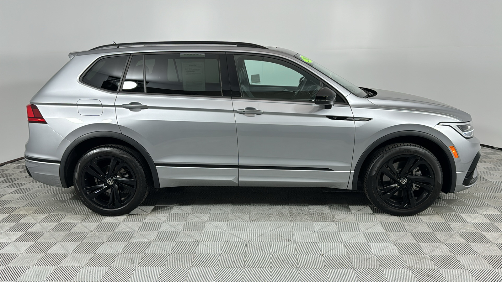 2023 Volkswagen Tiguan 2.0T SE R-Line Black 6