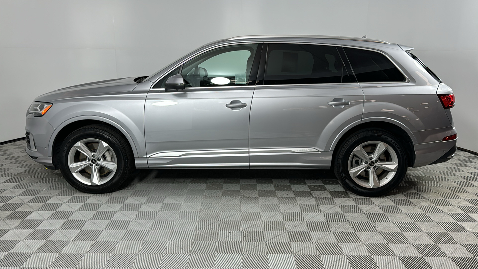 2022 Audi Q7 45 Premium 2