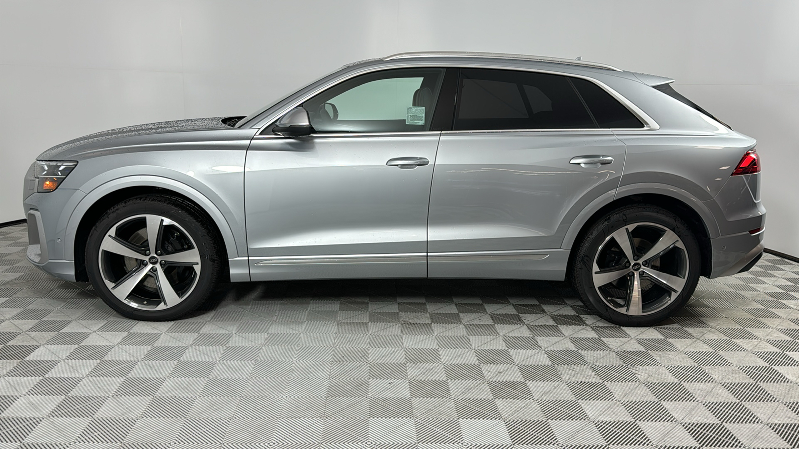 2024 Audi SQ8  2