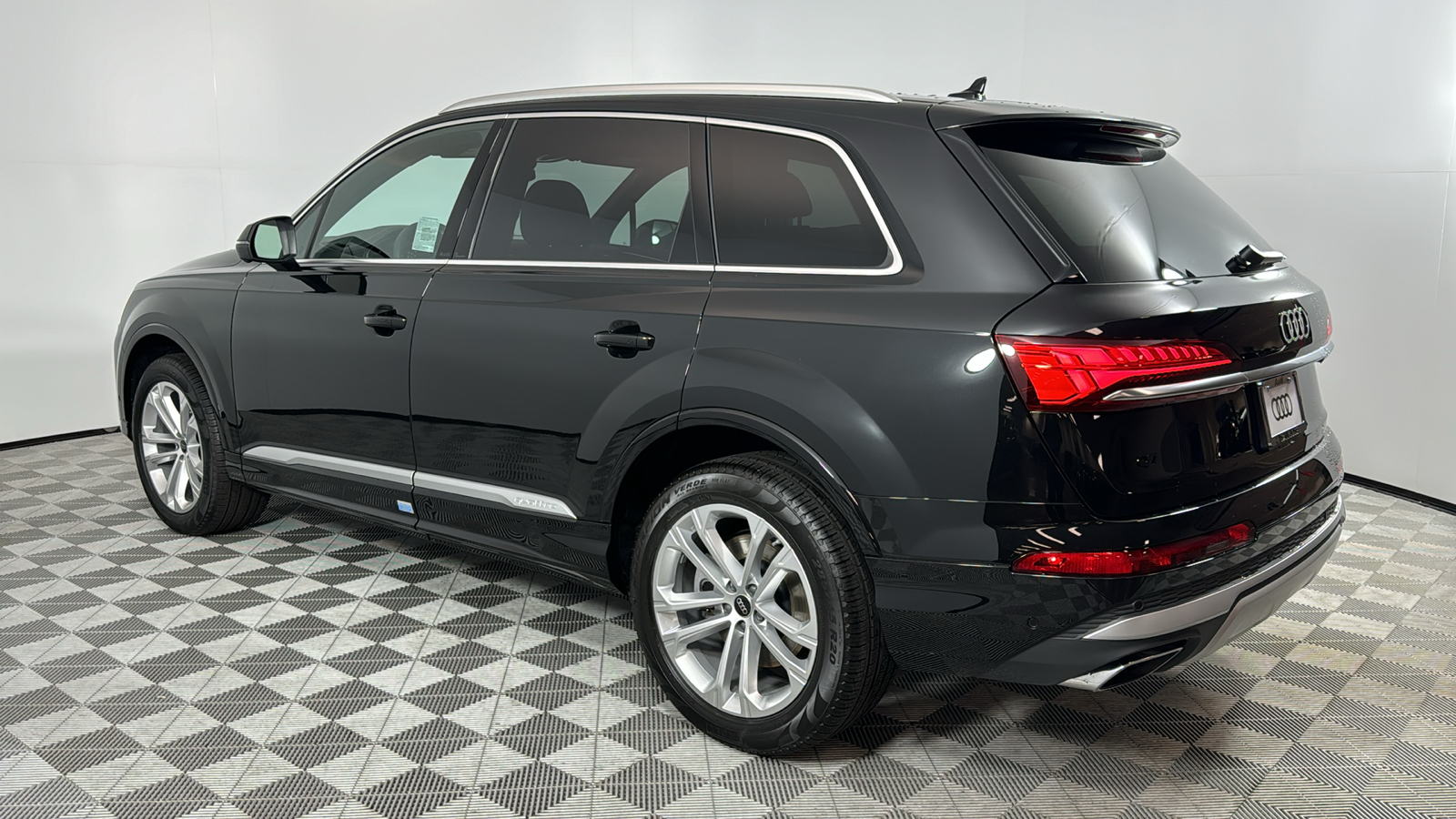 2025 Audi Q7  3