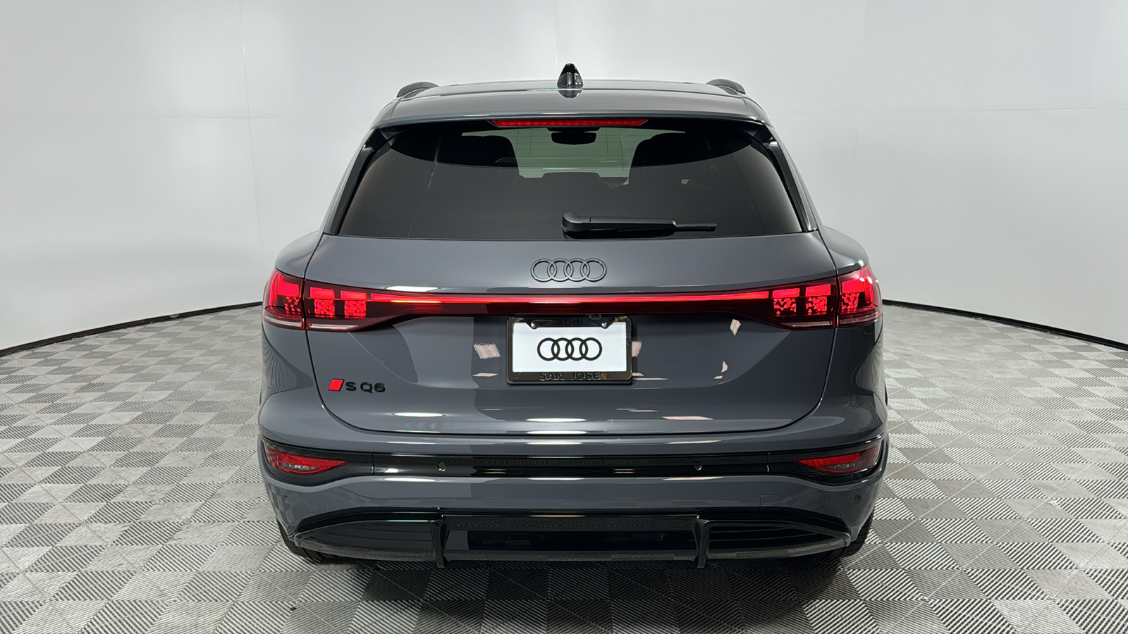 2025 Audi e-tron Premium 4