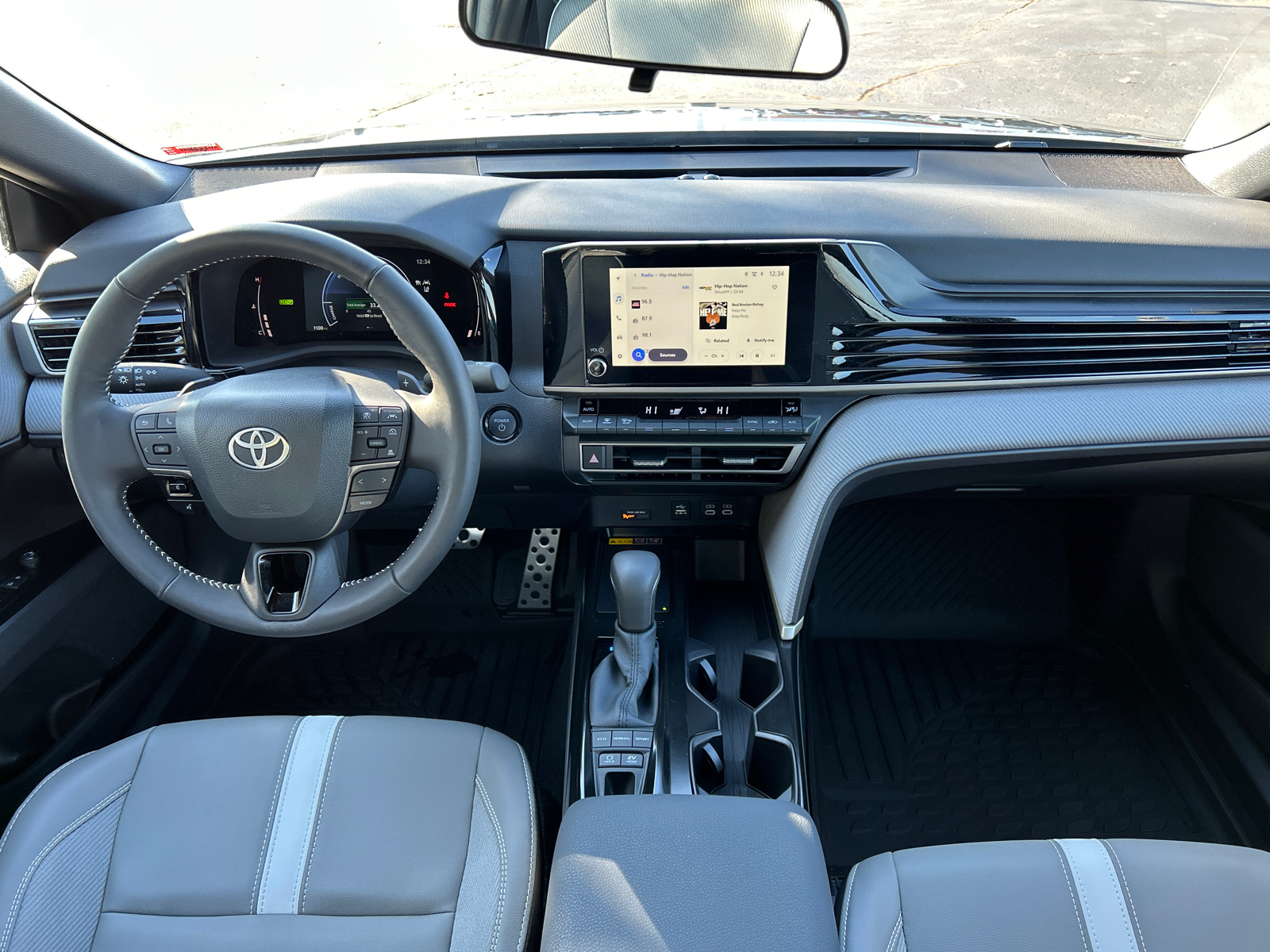 2025 Toyota Camry SE 16