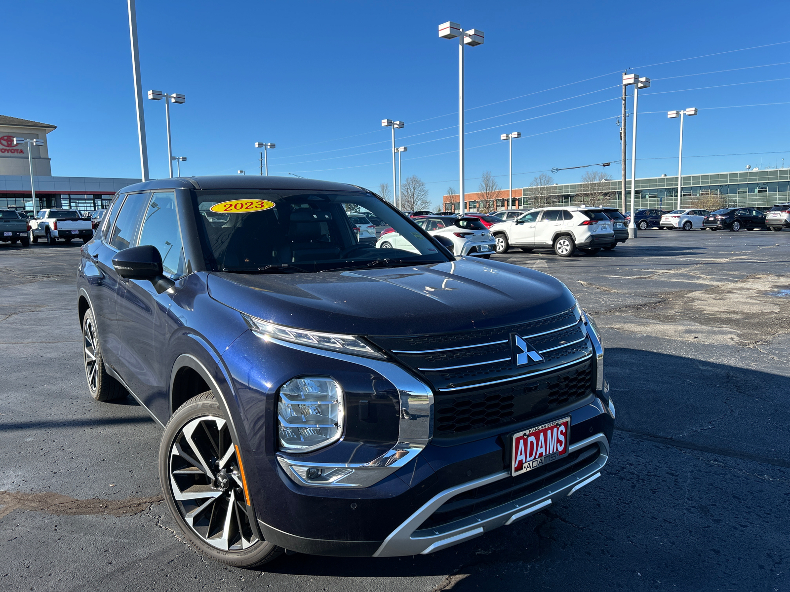 2023 Mitsubishi Outlander SE 2