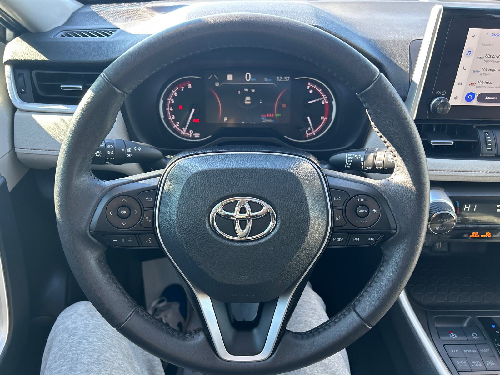 2023 Toyota RAV4 XLE Premium 27