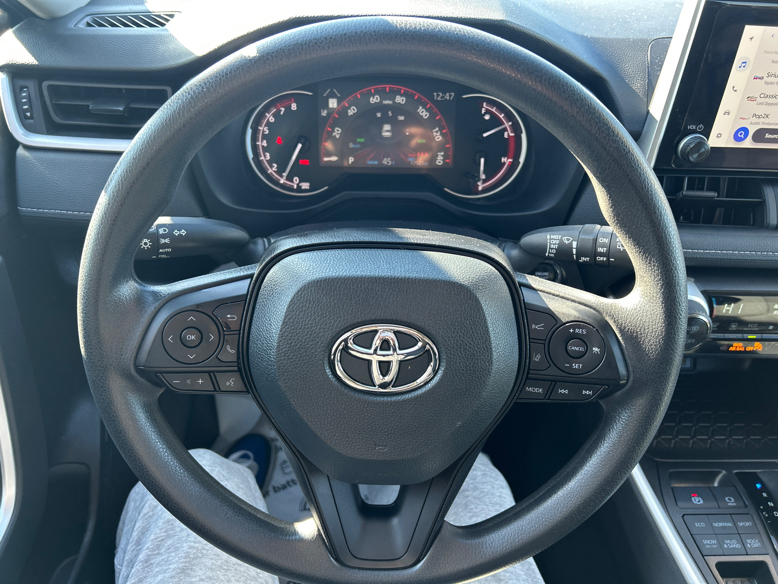 2024 Toyota RAV4 XLE 24