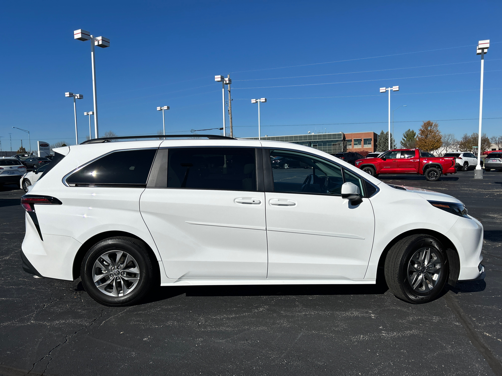 2024 Toyota Sienna LE 10