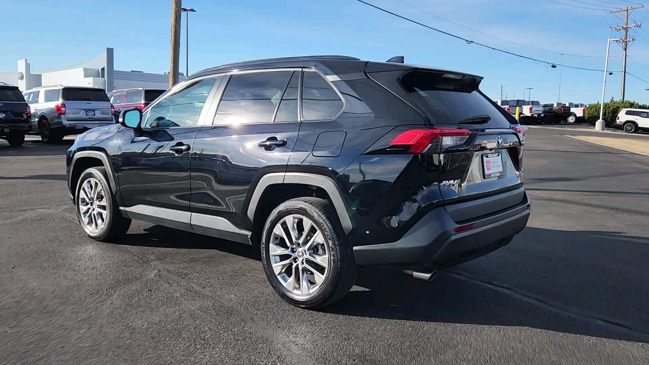 2021 Toyota RAV4 XLE Premium 3