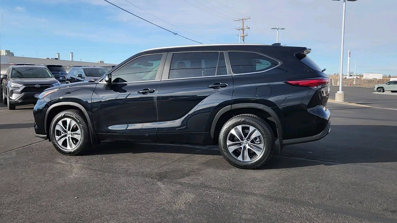 2023 Toyota Highlander XLE 2