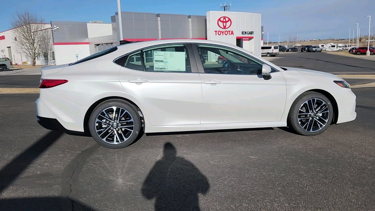 2025 Toyota Camry XLE 2