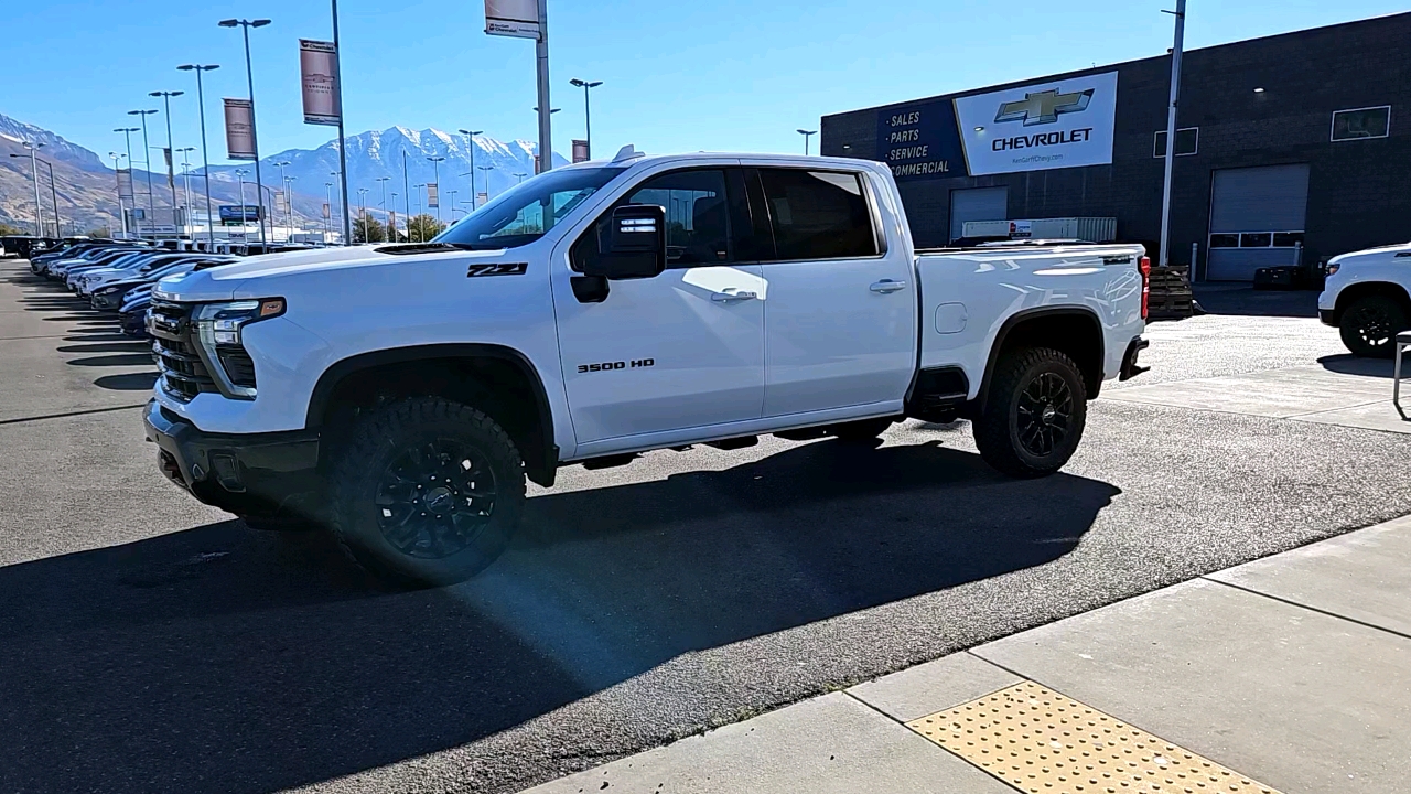 2025 Chevrolet Silverado 3500HD LTZ 2