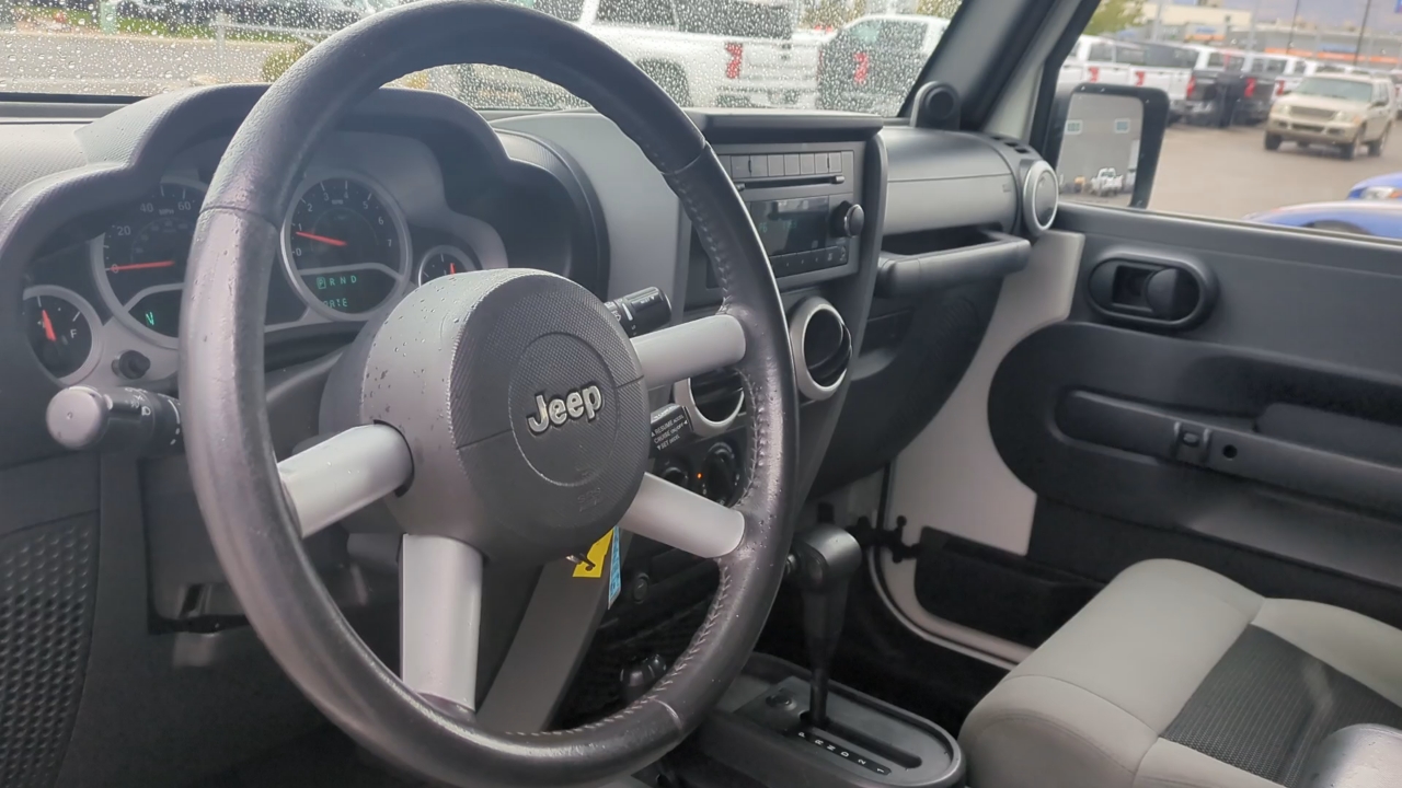 2010 Jeep Wrangler Unlimited Sahara 10