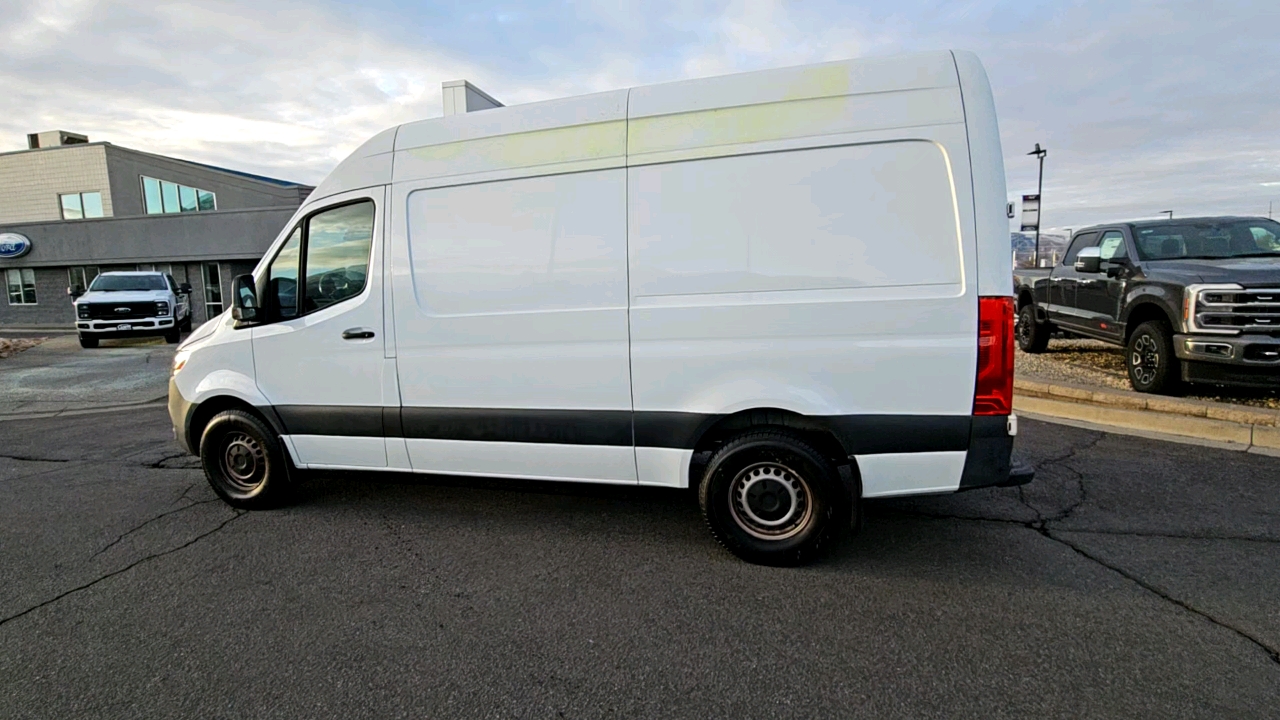 2021 Freightliner Sprinter Crew Van  3