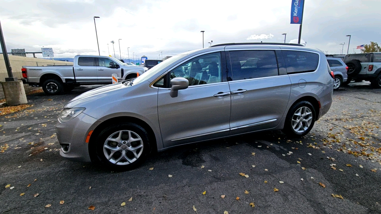 2017 Chrysler Pacifica Touring-L 2