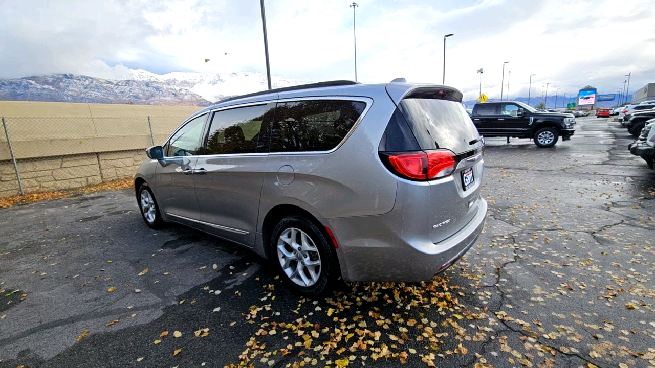 2017 Chrysler Pacifica Touring-L 3