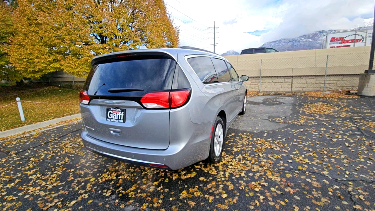 2017 Chrysler Pacifica Touring-L 4