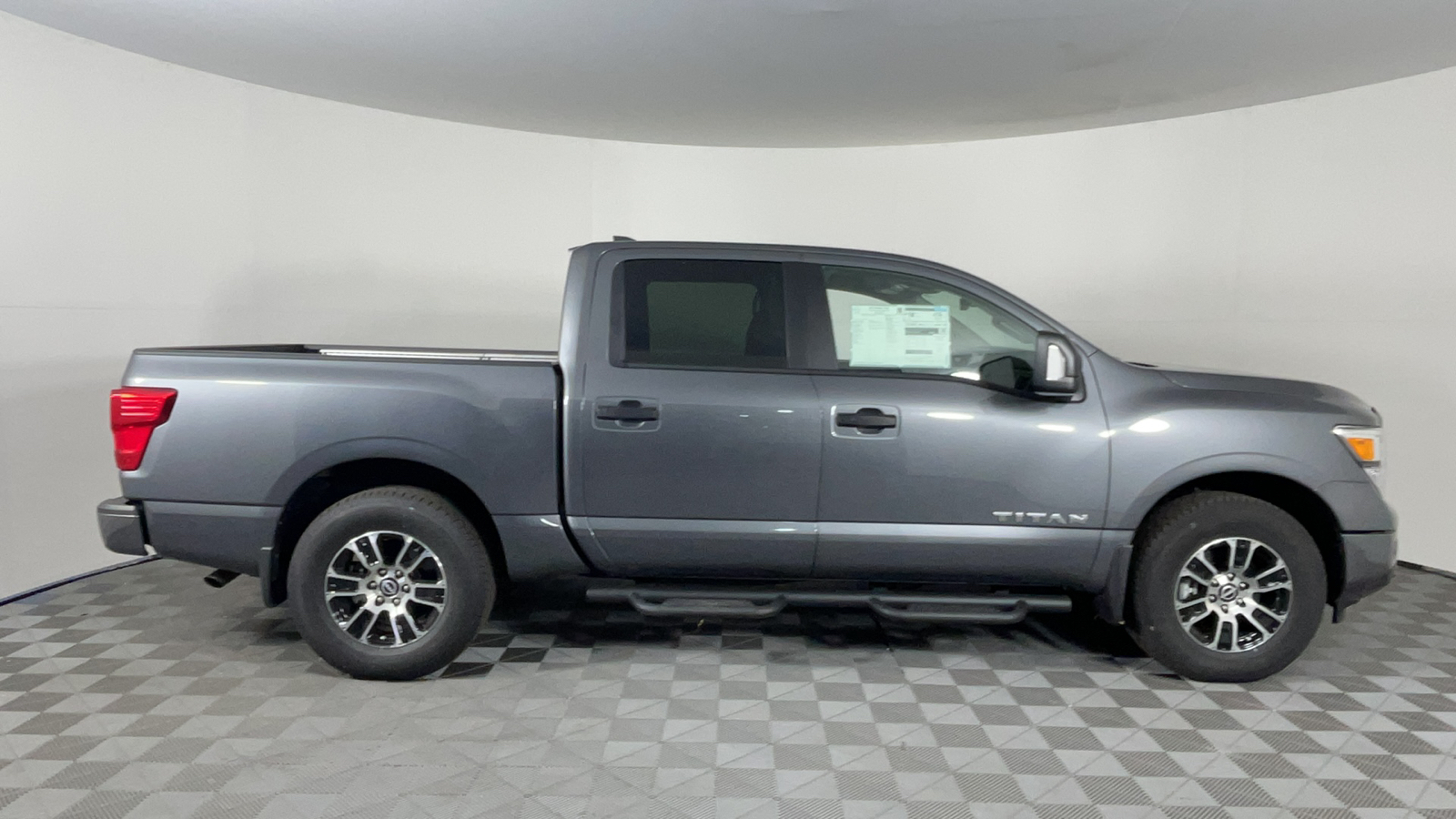 2023 Nissan Titan SV 3