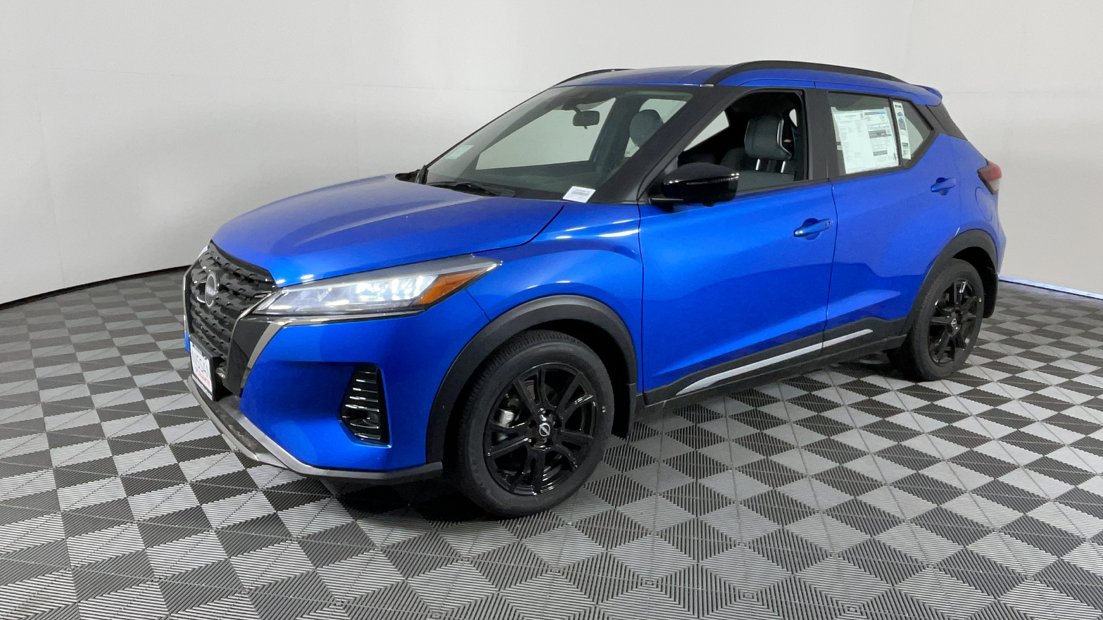 2024 Nissan Kicks SR 8