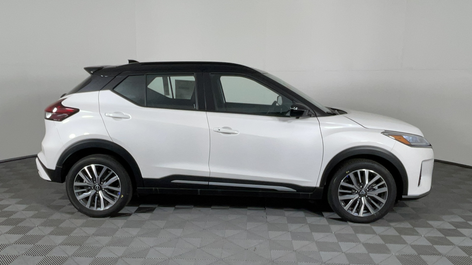 2024 Nissan Kicks SR 3