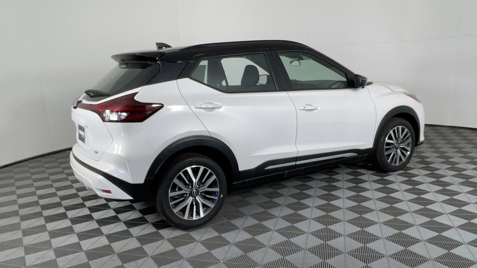 2024 Nissan Kicks SR 4