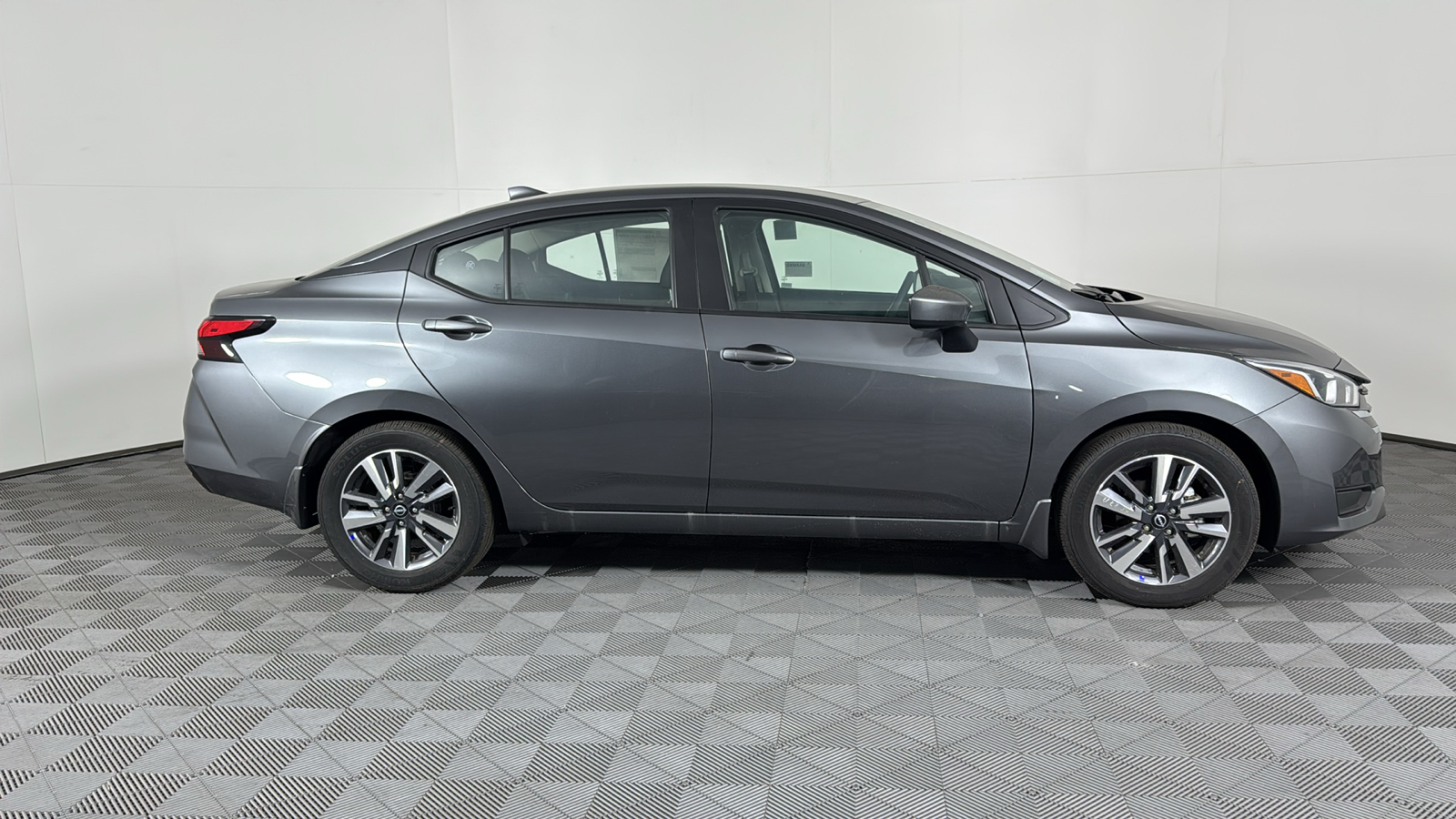 2024 Nissan Versa 1.6 SV 2