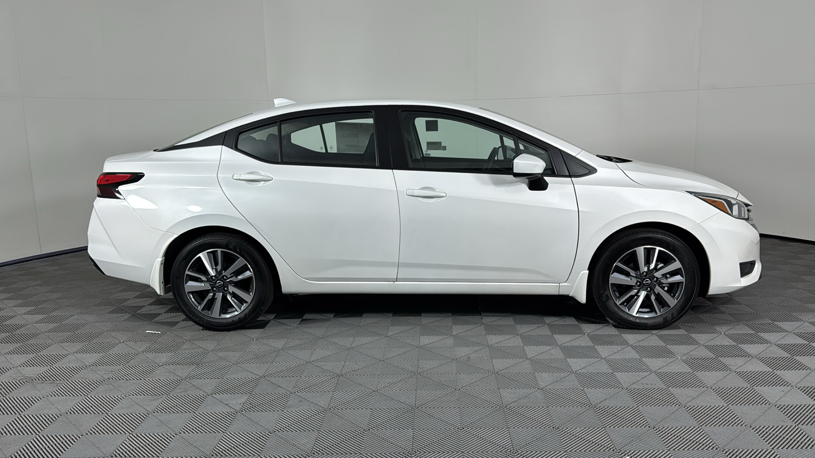 2024 Nissan Versa 1.6 SV 2