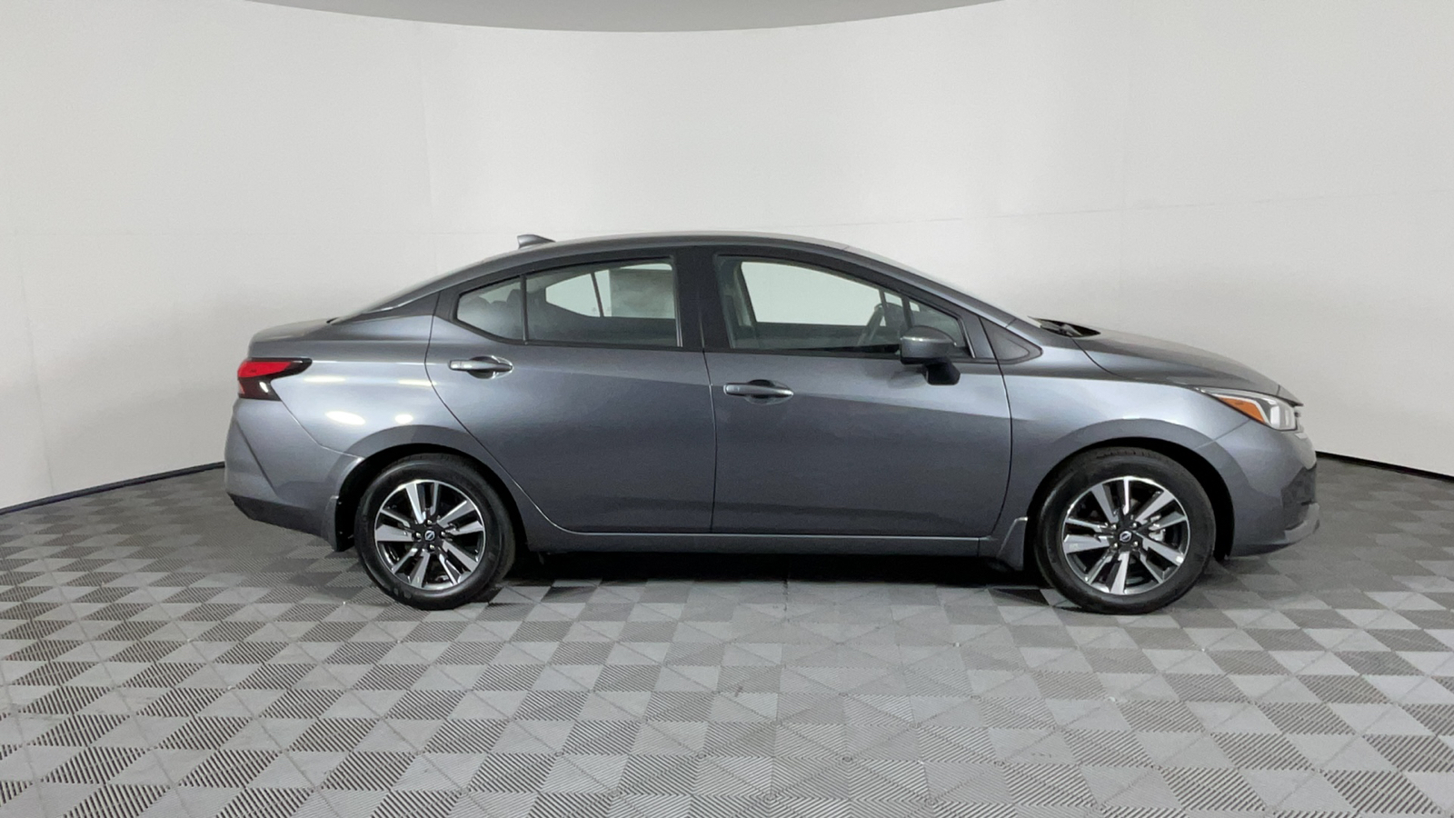 2024 Nissan Versa 1.6 SV 3