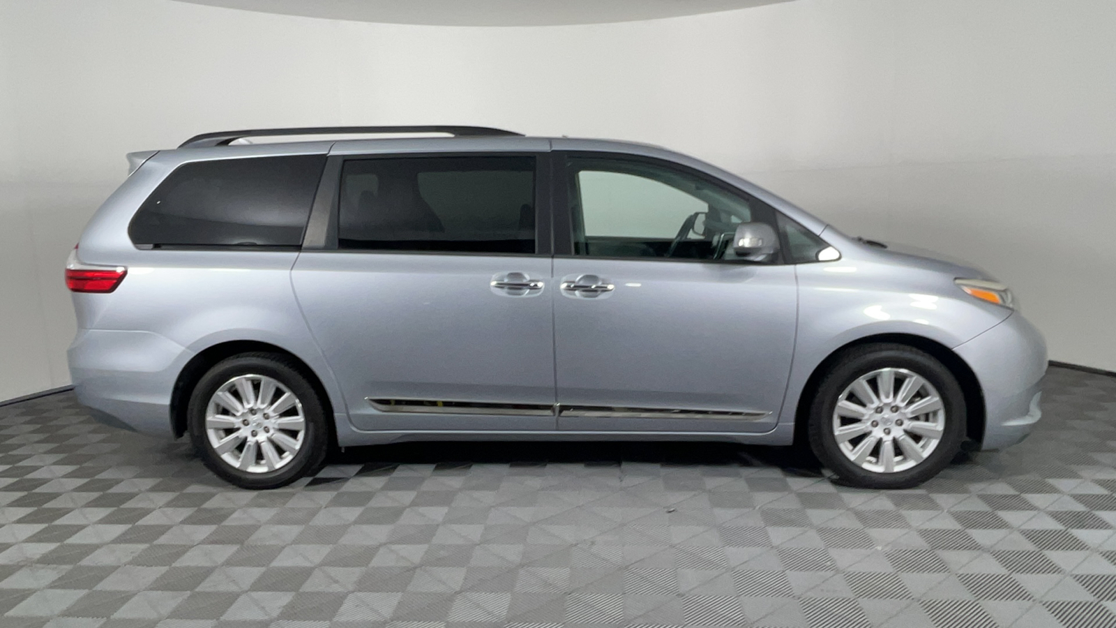 2017 Toyota Sienna Limited Premium 3