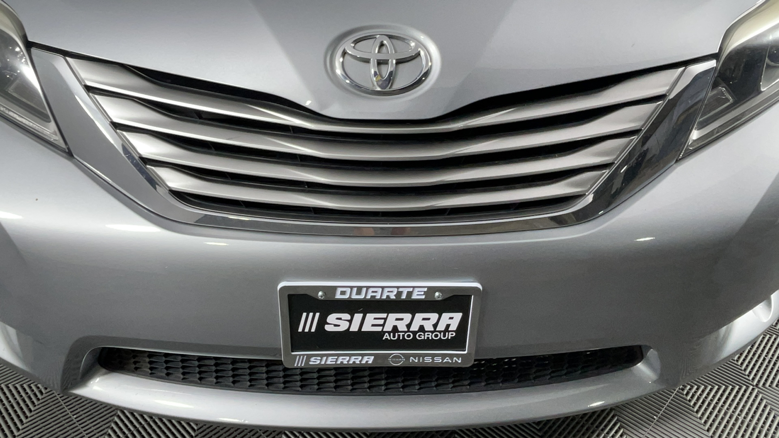 2017 Toyota Sienna Limited Premium 10