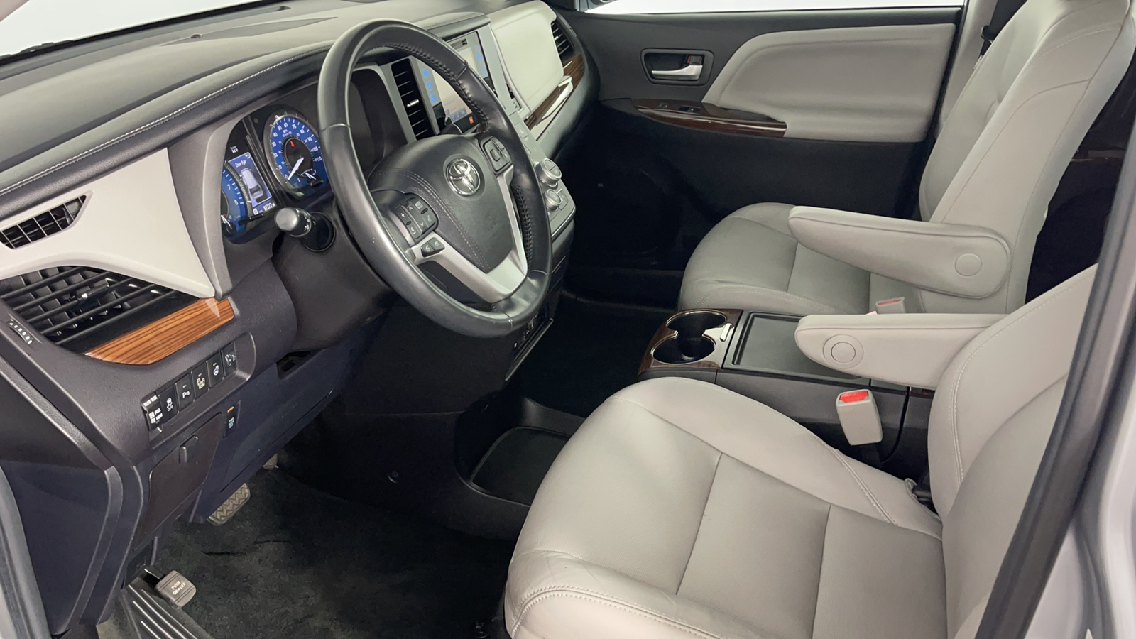 2017 Toyota Sienna Limited Premium 11