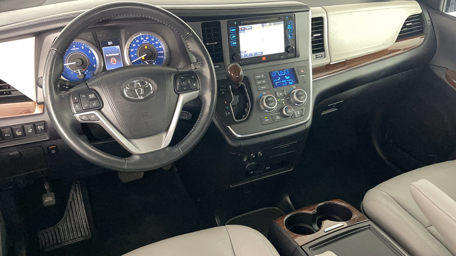 2017 Toyota Sienna Limited Premium 16