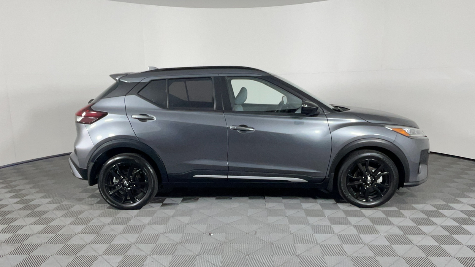 2021 Nissan Kicks SR 3