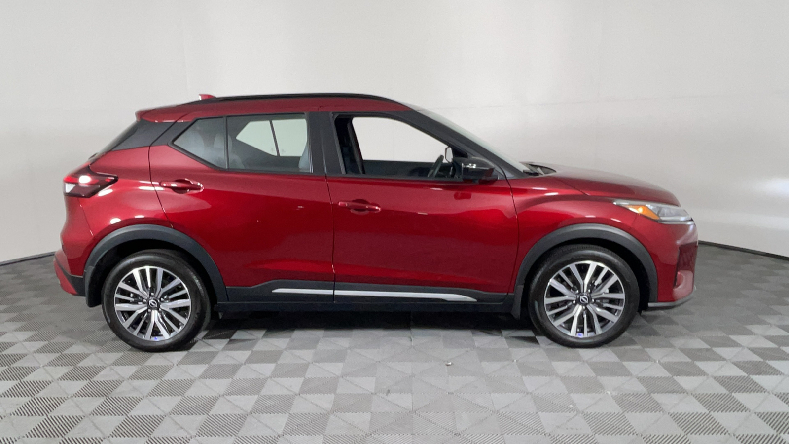 2023 Nissan Kicks SR 3