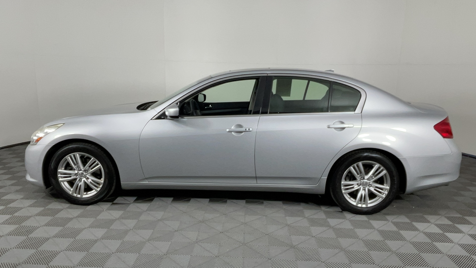 2013 INFINITI G37 Journey 7