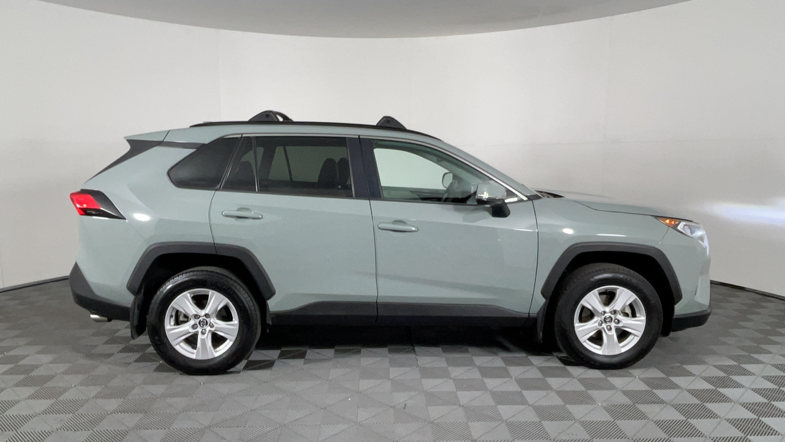 2020 Toyota RAV4 XLE 3