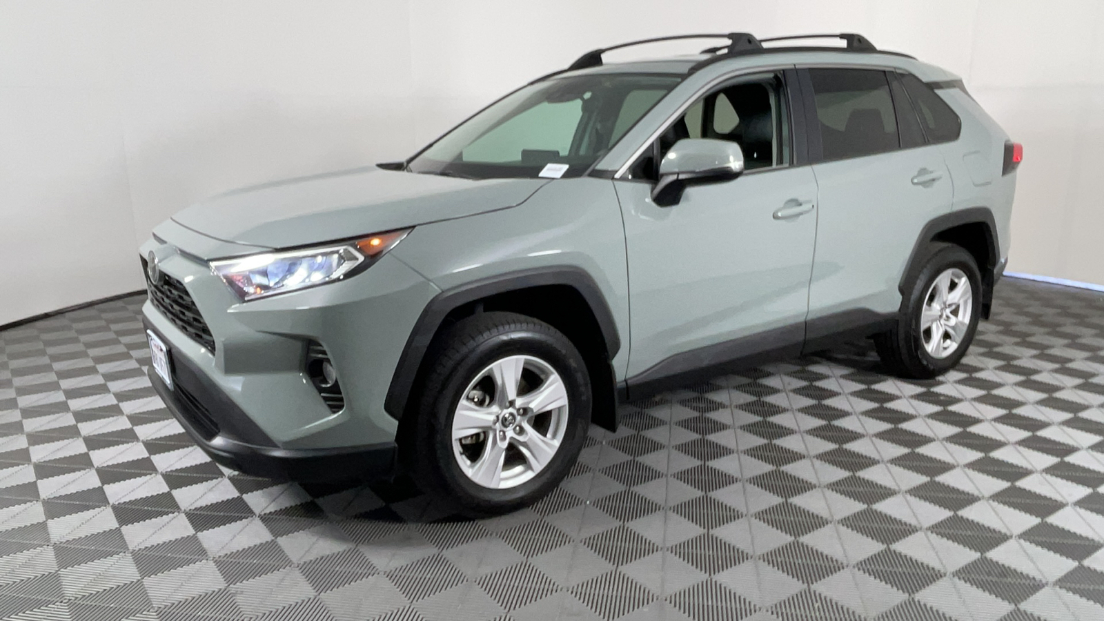 2020 Toyota RAV4 XLE 8