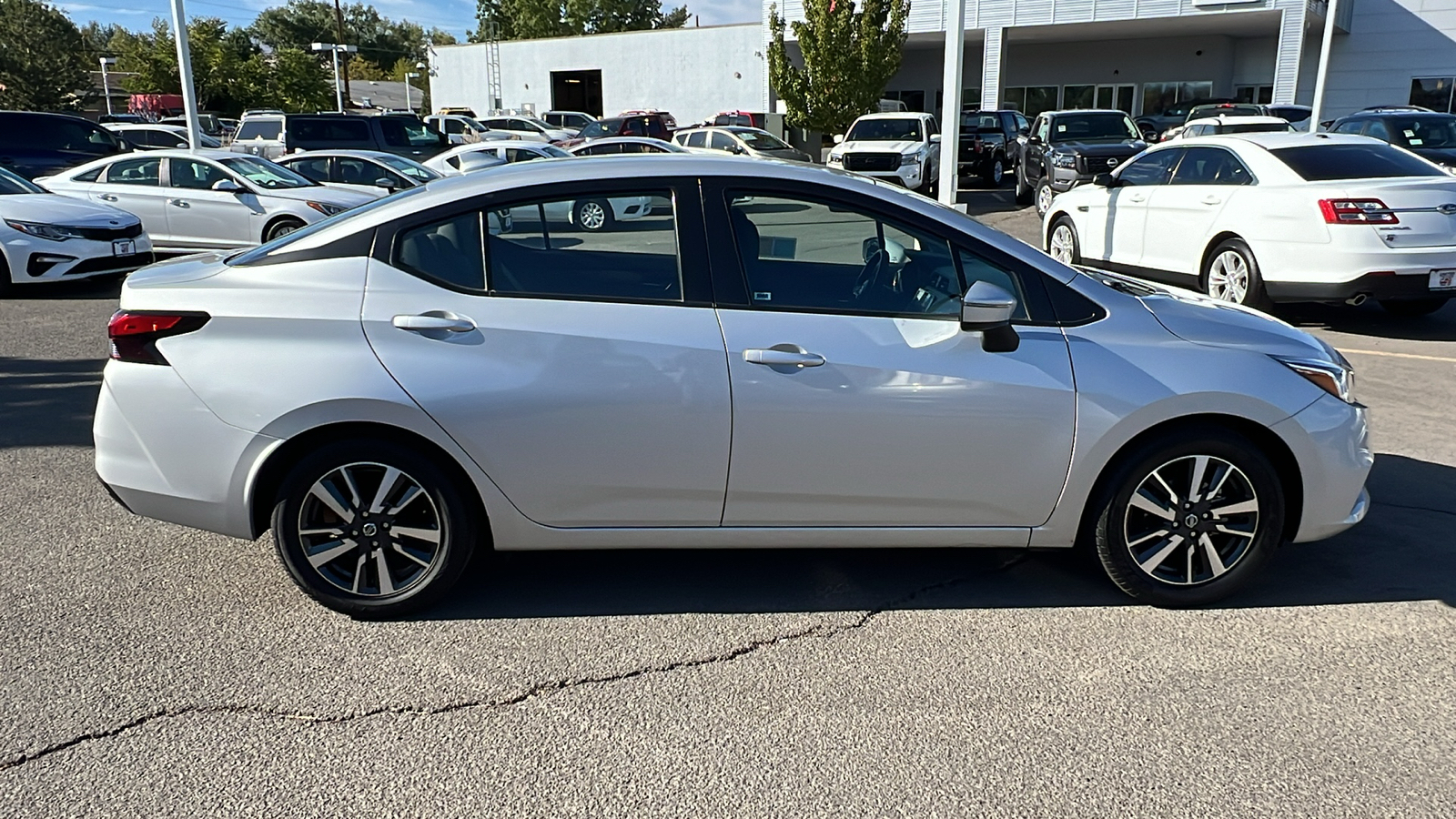 2021 Nissan Versa 1.6 SV 4