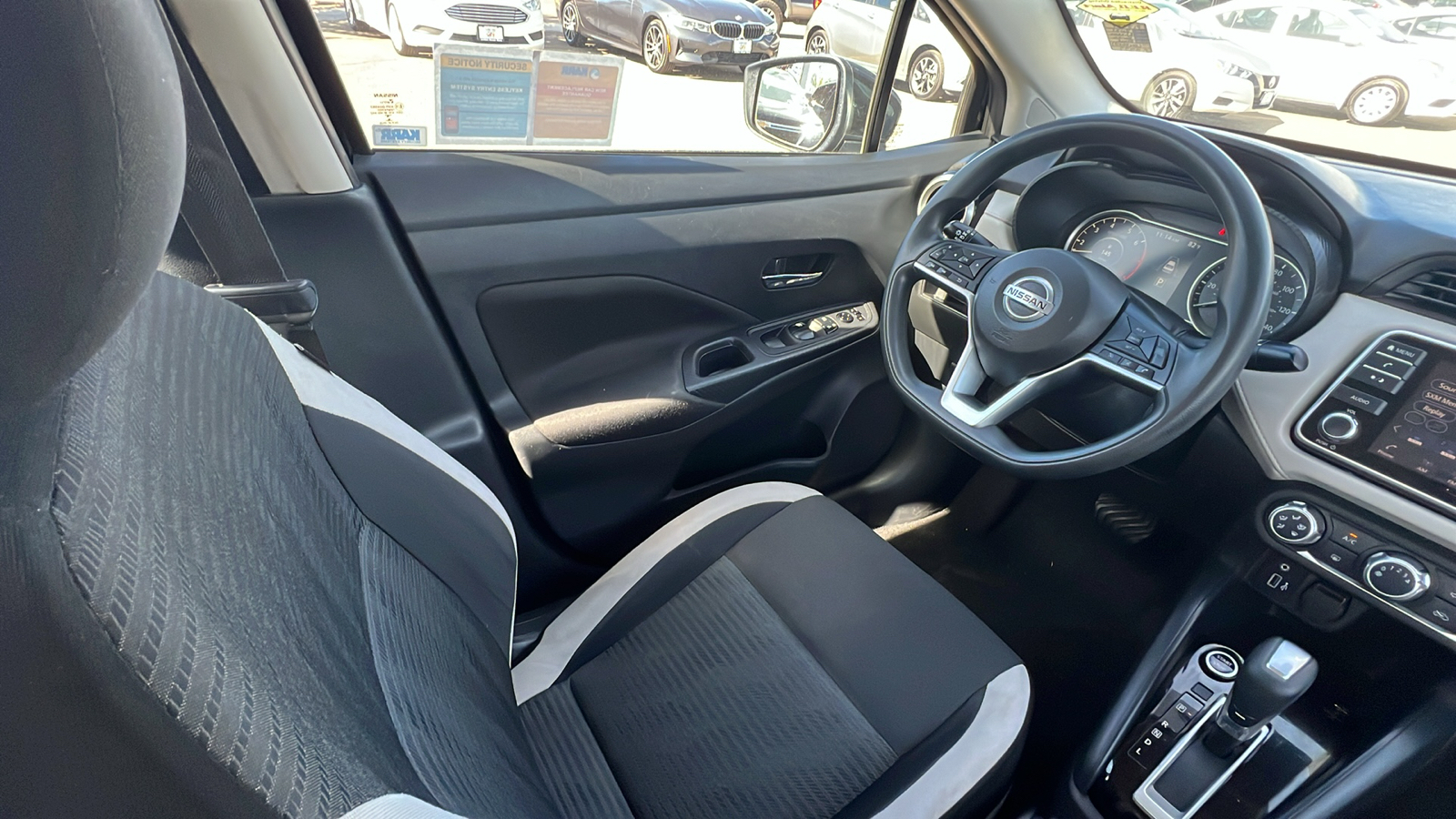 2021 Nissan Versa 1.6 SV 17