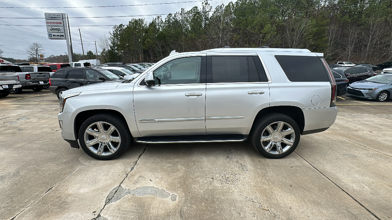 2020 Cadillac Escalade Luxury 2